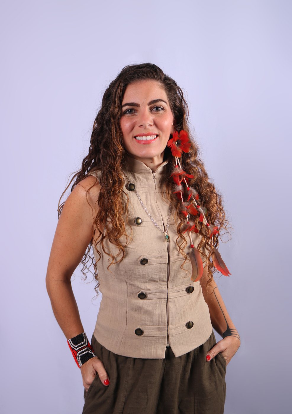 Flávia Maitri em retrato institucional de meio corpo, sorrindo, rosto inteiro visível